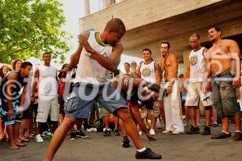 Die Capoeira-Kampfsport-Darbietung am 15. Caliente-Festival in Zürich faszinierte die Zuschauer. The Brasilian Capoeira fighters facinated the audience at the 15th Caliente-Festival in Zürich