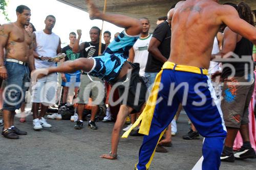 FaszAuch Frauen nahmen an der Capoeira-Kampfsport-Darbietung am 15. Caliente-Festival in Zürich teil. 