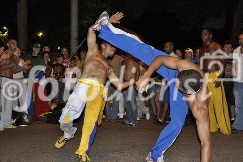 Höchstes Geschick und Präzision erfordern die tänzerischen Bewegungsabläufe der brasilianischen Capoeira-Kampfsportler, die ihr Können am 15. Caliente-Festival in Zürich zeigten