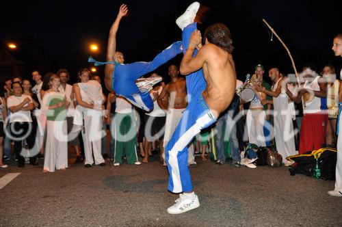 Faszinierte die Zuschauer in der Latino-Metropole Europas: Die Capoeira-Kampfsport-Darbietung am 15. Caliente-Festival in Zürich. Fasinated the audience in Europes Latino-Metrople: the brasilian Capoeira fighters showing their talent at the 15th Caliente-Festival in Zürich