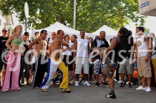 Die Capoeira-Kampfsport-Darbietung am 15. Caliente-Festival in Zürich faszinierte die Zuschauer. The Brasilian Capoeira fighters facinated the audience at the 15th Caliente-Festival in Zürich