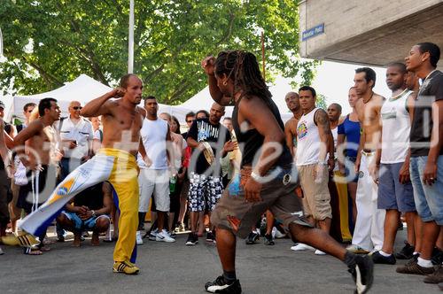 Die Capoeira-Kampfsport-Darbietung am 15. Caliente-Festival in Zürich faszinierte die Zuschauer. The Brasilian Capoeira fighters facinated the audience at the 15th Caliente-Festival in Zürich