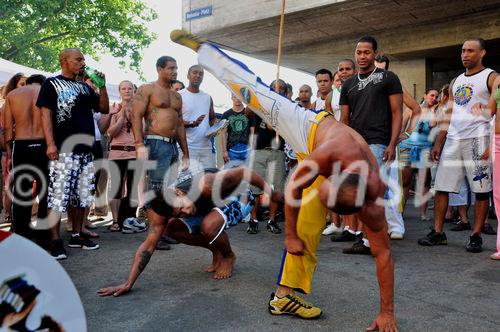 Faszinierte die Zuschauer: Die Capoeira-Kampfsport-Show am 15. Caliente-Festival in Zürich. Fasinated the audience: the Brasilian Capoeira fighters showing their talent at the 15th Caliente-Festival in Zürich