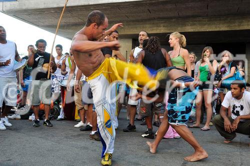 Faszinierte die Zuschauer: Die Capoeira-Kampfsport-Darbietung am 15. Caliente-Festival in Zürich. Fasinated audience watching the Brasilian Capoeira fighters showing their talent at the 15th Caliente-Festival in Zürich