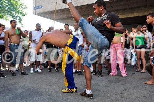 Die Capoeira-Kampfsport-Show am 15. Caliente-Festival in Zürich faszinierte die Zuschauer in der Latino-Metropole Europas