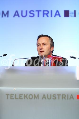 (C) fotodienst/Anna Rauchenberger- Wien 03.07.2009 - Die Telekom Austria Group investiert in den nächsten vier Jahren in Österreich 1,5 Milliarden Euro in die Modernisierung der österreichischen Telekommunikations-Infrastruktur. Telekom Austria beginnt mit dem Bau des Next Generation Networks. Dabei werden in einer ersten Phase des Ausbaus im Rahmen von Pilotprojekten die ersten 'Fiber Cities' und ultraschnelle Glasfaser-Breitbandanschlüsse mit einer Geschwindigkeit von bis zu 1 Gbit/s für 150.000 Privat- und Gewerbehaushalte realisiert. FOTO: Hannes Ametsreiter, Vorstandsvorsitzender Telekom Austria Group