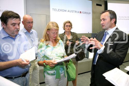 (C) fotodienst/Anna Rauchenberger- Wien 03.07.2009 - Die Telekom Austria Group investiert in den nächsten vier Jahren in Österreich 1,5 Milliarden Euro in die Modernisierung der österreichischen Telekommunikations-Infrastruktur. Telekom Austria beginnt mit dem Bau des Next Generation Networks. Dabei werden in einer ersten Phase des Ausbaus im Rahmen von Pilotprojekten die ersten 'Fiber Cities' und ultraschnelle Glasfaser-Breitbandanschlüsse mit einer Geschwindigkeit von bis zu 1 Gbit/s für 150.000 Privat- und Gewerbehaushalte realisiert. FOTO: Hannes Ametsreiter, Vorstandsvorsitzender Telekom Austria Group