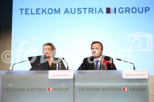 (C) fotodienst/Anna Rauchenberger- Wien 03.07.2009 - Die Telekom Austria Group investiert in den nächsten vier Jahren in Österreich 1,5 Milliarden Euro in die Modernisierung der österreichischen Telekommunikations-Infrastruktur. Telekom Austria beginnt mit dem Bau des Next Generation Networks. Dabei werden in einer ersten Phase des Ausbaus im Rahmen von Pilotprojekten die ersten 'Fiber Cities' und ultraschnelle Glasfaser-Breitbandanschlüsse mit einer Geschwindigkeit von bis zu 1 Gbit/s für 150.000 Privat- und Gewerbehaushalte realisiert. v.l.: Elisabeth Mattes, Konzernsprecherin, Hannes Ametsreiter, Vorstandsvorsitzender Telekom Austria Group