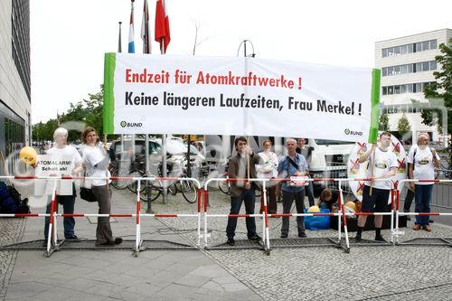 Berlin,den 28.06.2009_Konrad-Adenauer-Haus
Foto: Demonstration von Greenpeace-Aktivisten fuer den
Atomausstieg vor der Parteizentrale der CDU in Berlin,
anlaesslich einer gemeinsamen Pressekonferenz von CDU und CSU zum Regierungsprogramm 2009-2013. |
Berlin, 28.06.2009_Konrad-Adenauer-Haus 
Photo: demonstration by Greenpeace activists for the 
Nuclear phase-out before the party headquarters of the CDU in Berlin, 
at a joint press conference of the CDU and CSU to the Government Program 2009-2013.
Copyright by: GMC Photopress, CH-8032 ZUERICH, Postfach 1676, Gerd Mueller, Tel.: 0041 44 383 93 64, Fax.: 0041 44 383 93 66, Mail.: gmc@gmc.ch