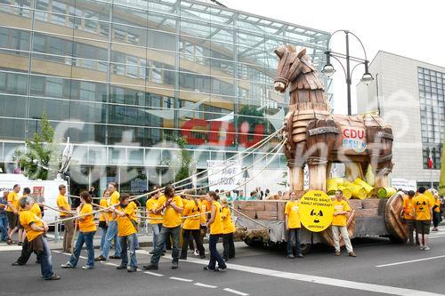 Berlin,den 28.06.2009_Konrad-Adenauer-Haus
Foto: Demonstration von Greenpeace-Aktivisten fuer den
Atomausstieg vor der Parteizentrale der CDU in Berlin,
anlaesslich einer gemeinsamen Pressekonferenz von CDU und CSU zum Regierungsprogramm 2009-2013. |
Berlin, 28.06.2009_Konrad-Adenauer-Haus 
Photo: demonstration by Greenpeace activists for the 
Nuclear phase-out before the party headquarters of the CDU in Berlin, 
at a joint press conference of the CDU and CSU to the Government Program 2009-2013.
Copyright by: GMC Photopress, CH-8032 ZUERICH, Postfach 1676, Gerd Mueller, Tel.: 0041 44 383 93 64, Fax.: 0041 44 383 93 66, Mail.: gmc@gmc.ch