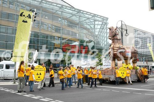 Berlin,den 28.06.2009_Konrad-Adenauer-Haus
Foto: Demonstration von Greenpeace-Aktivisten fuer den
Atomausstieg vor der Parteizentrale der CDU in Berlin,
anlaesslich einer gemeinsamen Pressekonferenz von CDU und CSU zum Regierungsprogramm 2009-2013. |
Berlin, 28.06.2009_Konrad-Adenauer-Haus 
Photo: demonstration by Greenpeace activists for the 
Nuclear phase-out before the party headquarters of the CDU in Berlin, 
at a joint press conference of the CDU and CSU to the Government Program 2009-2013.
Copyright by: GMC Photopress, CH-8032 ZUERICH, Postfach 1676, Gerd Mueller, Tel.: 0041 44 383 93 64, Fax.: 0041 44 383 93 66, Mail.: gmc@gmc.ch