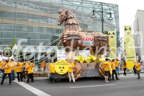 Berlin,den 28.06.2009_Konrad-Adenauer-Haus
Foto: Demonstration von Greenpeace-Aktivisten fuer den
Atomausstieg vor der Parteizentrale der CDU in Berlin,
anlaesslich einer gemeinsamen Pressekonferenz von CDU und CSU zum Regierungsprogramm 2009-2013. |
Berlin, 28.06.2009_Konrad-Adenauer-Haus 
Photo: demonstration by Greenpeace activists for the 
Nuclear phase-out before the party headquarters of the CDU in Berlin, 
at a joint press conference of the CDU and CSU to the Government Program 2009-2013.
Copyright by: GMC Photopress, CH-8032 ZUERICH, Postfach 1676, Gerd Mueller, Tel.: 0041 44 383 93 64, Fax.: 0041 44 383 93 66, Mail.: gmc@gmc.ch