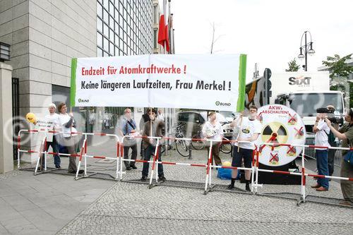 Berlin,den 28.06.2009_Konrad-Adenauer-Haus
Foto: Demonstration von Greenpeace-Aktivisten fuer den
Atomausstieg vor der Parteizentrale der CDU in Berlin,
anlaesslich einer gemeinsamen Pressekonferenz von CDU und CSU zum Regierungsprogramm 2009-2013. |
Berlin, 28.06.2009_Konrad-Adenauer-Haus 
Photo: demonstration by Greenpeace activists for the 
Nuclear phase-out before the party headquarters of the CDU in Berlin, 
at a joint press conference of the CDU and CSU to the Government Program 2009-2013.
Copyright by: GMC Photopress, CH-8032 ZUERICH, Postfach 1676, Gerd Mueller, Tel.: 0041 44 383 93 64, Fax.: 0041 44 383 93 66, Mail.: gmc@gmc.ch