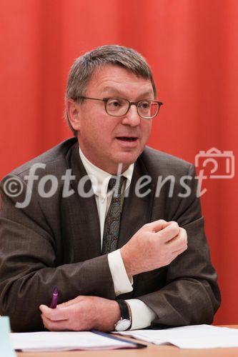 Präsident Dr. Karl Forstner, Ärztekammer für Salzburg, Pressekonferenz 