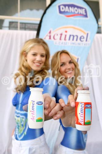 (C) fotodienst/Anna Rauchenberger - Wien, am 01.07.2009 -  Ab morgen tourt der Joghurtdrink Actimel durch Österreich und macht darauf aufmerksam, dass sich 70% der Abwehrkräfte im Bauch befinden. Der Startschuss erfolgte heute, wo die Weltmeisterin 2004 im Bodypainting auf den 'Bauchis' zweier österreichischen Schönheiten ein Kunstwerk schaffte, welches die Wirkung von Actimel auf kreative Weise erklärt. FOTO v.l.: Larissa Marolt (Gewinnerin von Austria?s Next Top Model, Teilnehmerin von Germany?s Next Top Model) und Patricia Kaiser (Miss Austria 2000, Leichtathletin, Sängerin)