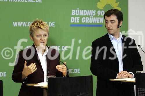 Berlin, den 26.01.2009
Foto: Cem Oezdemir, Bundesvorsitzender, BUENDNIS 90/ DIE GRUENEN und Renate Kuenast, Spitzenkandidatin von BUENDNIS 90/DIE GRUENEN,
anlaesslich einer Pressekonferenz in Berlin.
Copyright by: Reiner Zensen