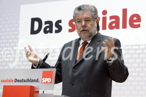 Berlin, den 14.04.2008
Foto: Kurt Beck, Vorsitzender der SPD und Ministerpraesident von Rheinland-Pfalz, auf einer Pressekonferenz im Willy-Brandt-Haus in Berlin.
Copyright by: Reiner Zensen