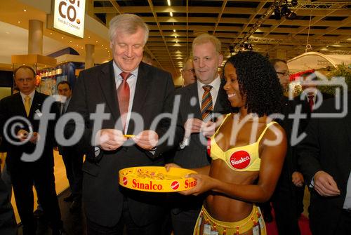 Deutschland, Koeln, 29.01.2008
Foto: Horst SEEHOFER, Bundesernährungsminister  und eine schwarze Schönheit auf der Messe
Copyright by: Sepp Spiegl