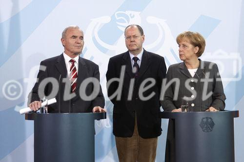 Berlin,den 14.11.2008-Bundeskanzleramt
Foto: Bundeskanzlerin Angela Merkel, Bundesfinanz-
minister Peer Steinbrueck (Mitte) und Otmar Issing, Vorsitzender der Expertengruppe 