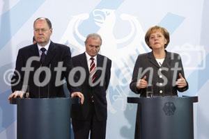 Berlin,den 14.11.2008-Bundeskanzleramt
Foto: Bundeskanzlerin Angela Merkel, Bundesfinanzminister Peer Steinbrueck (links) und Otmar Issing, Vorsitzender der Expertengruppe 