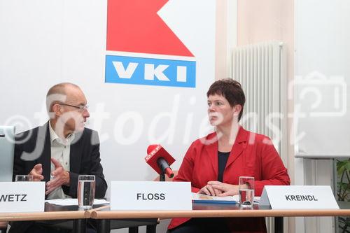 (c) Fotodienst/ Selina de Beauclair
Wien - Lebensversicherungen: Viel versprochen- wenig gehalten- das Testmagazin 'Konsument' hat 18 verschiedene Verträge diverser Versicherer unter die Lupe genommen, um sichtbar zu machen, was für den Konsumenten beim jeweiligen Versicherungsprodukt 'unterm Strich' übrig bleibt. 'Die Analyse zeigt, dass Erwartung und Realität weit auseinander liegen', berichtet Konsument-Versicherungsexpertin Gabi Kreindl. Der Geschäftsführer des Vereins für Konsumenteninformation,Ing. Franz Floss, ortet als grundlegendes Problem die mangelnde Transparenz von Lebensversicherungsprodukten. 
Foto: Ing.Franz Floss, Geschäftsführer (VKI), Gabi Kreindl, Versicherungsexpertin (VKI)