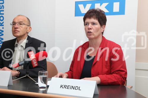 (c) Fotodienst/ Selina de Beauclair
Wien - Lebensversicherungen: Viel versprochen- wenig gehalten- das Testmagazin 'Konsument' hat 18 verschiedene Verträge diverser Versicherer unter die Lupe genommen, um sichtbar zu machen, was für den Konsumenten beim jeweiligen Versicherungsprodukt 'unterm Strich' übrig bleibt. 'Die Analyse zeigt, dass Erwartung und Realität weit auseinander liegen', berichtet Konsument-Versicherungsexpertin Gabi Kreindl. Der Geschäftsführer des Vereins für Konsumenteninformation,Ing. Franz Floss, ortet als grundlegendes Problem die mangelnde Transparenz von Lebensversicherungsprodukten. 
Foto: Ing.Franz Floss, Geschäftsführer (VKI), Gabi Kreindl, Versicherungsexpertin (VKI)