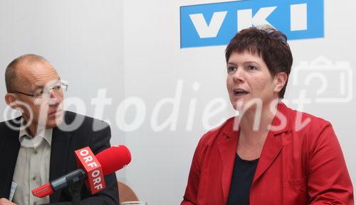 (c) Fotodienst/ Selina de Beauclair
Wien - Lebensversicherungen: Viel versprochen- wenig gehalten- das Testmagazin 'Konsument' hat 18 verschiedene Verträge diverser Versicherer unter die Lupe genommen, um sichtbar zu machen, was für den Konsumenten beim jeweiligen Versicherungsprodukt 'unterm Strich' übrig bleibt. 'Die Analyse zeigt, dass Erwartung und Realität weit auseinander liegen', berichtet Konsument-Versicherungsexpertin Gabi Kreindl. Der Geschäftsführer des Vereins für Konsumenteninformation,Ing. Franz Floss, ortet als grundlegendes Problem die mangelnde Transparenz von Lebensversicherungsprodukten. 
Foto: Ing.Franz Floss, Geschäftsführer (VKI), Gabi Kreindl, Versicherungsexpertin (VKI)