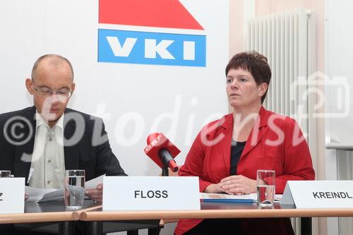 (c) Fotodienst/ Selina de Beauclair
Wien - Lebensversicherungen: Viel versprochen- wenig gehalten- das Testmagazin 'Konsument' hat 18 verschiedene Verträge diverser Versicherer unter die Lupe genommen, um sichtbar zu machen, was für den Konsumenten beim jeweiligen Versicherungsprodukt 'unterm Strich' übrig bleibt. 'Die Analyse zeigt, dass Erwartung und Realität weit auseinander liegen', berichtet Konsument-Versicherungsexpertin Gabi Kreindl. Der Geschäftsführer des Vereins für Konsumenteninformation,Ing. Franz Floss, ortet als grundlegendes Problem die mangelnde Transparenz von Lebensversicherungsprodukten. 
Foto: Ing.Franz Floss, Geschäftsführer (VKI), Gabi Kreindl, Versicherungsexpertin (VKI)