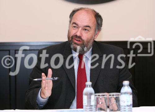 (C) fotodienst/Anna Rauchenberger - Wien, am 23.06.2009 - Das Focus Institut präsentierte heute im Café Griensteidl das 'Werbebarometer' und gab eine Werbeprognose, basierend auf einer regelmäßigen Befragung der werbetreibenden Wirtschaft und Agenturen, ab. Demzufolge gehen die Werbeausgaben seit nunmehr 3 Jahren zurück, durch die Finanzkrise hat sich die Situation noch verschlechtert. Laut 'Focus' ist die Talsole noch lange nicht erreicht. FOTO: Mag. Josef Leitner, Focus Institut