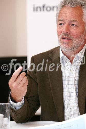 (C) fotodienst/Anna Rauchenberger - Wien, am 23.06.2009 - Das Focus Institut präsentierte heute im Café Griensteidl das 'Werbebarometer' und gab eine Werbeprognose, basierend auf einer regelmäßigen Befragung der werbetreibenden Wirtschaft und Agenturen, ab. Demzufolge gehen die Werbeausgaben seit nunmehr 3 Jahren zurück, durch die Finanzkrise hat sich die Situation noch verschlechtert. Laut 'Focus' ist die Talsole noch lange nicht erreicht. FOTO: Mag. Klaus Fessel, Focus Institut