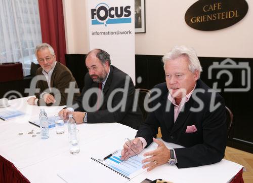 (C) fotodienst/Anna Rauchenberger - Wien, am 23.06.2009 - Das Focus Institut präsentierte heute im Café Griensteidl das 'Werbebarometer' und gab eine Werbeprognose, basierend auf einer regelmäßigen Befragung der werbetreibenden Wirtschaft und Agenturen, ab. Demzufolge gehen die Werbeausgaben seit nunmehr 3 Jahren zurück, durch die Finanzkrise hat sich die Situation noch verschlechtert. Laut 'Focus' ist die Talsole noch lange nicht erreicht. FOTO v.l.: Mag. Klaus Fessel, Focus Institut, Mag. Josef Leitner, Focus Institut, Mag. Michael Himmer, Group M.