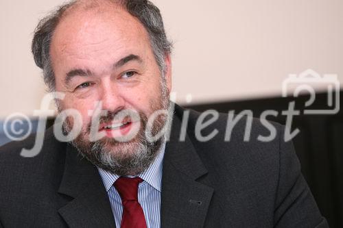 (C) fotodienst/Anna Rauchenberger - Wien, am 23.06.2009 - Das Focus Institut präsentierte heute im Café Griensteidl das 'Werbebarometer' und gab eine Werbeprognose, basierend auf einer regelmäßigen Befragung der werbetreibenden Wirtschaft und Agenturen, ab. Demzufolge gehen die Werbeausgaben seit nunmehr 3 Jahren zurück, durch die Finanzkrise hat sich die Situation noch verschlechtert. Laut 'Focus' ist die Talsole noch lange nicht erreicht. FOTO: Mag. Josef Leitner, Focus Institut