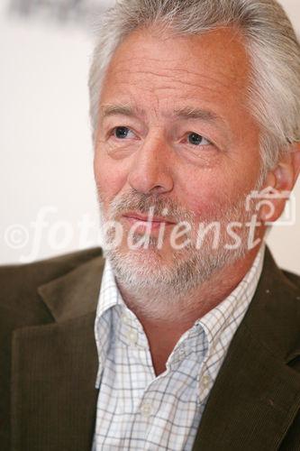 (C) fotodienst/Anna Rauchenberger - Wien, am 23.06.2009 - Das Focus Institut präsentierte heute im Café Griensteidl das 'Werbebarometer' und gab eine Werbeprognose, basierend auf einer regelmäßigen Befragung der werbetreibenden Wirtschaft und Agenturen, ab. Demzufolge gehen die Werbeausgaben seit nunmehr 3 Jahren zurück, durch die Finanzkrise hat sich die Situation noch verschlechtert. Laut 'Focus' ist die Talsole noch lange nicht erreicht. FOTO: Mag. Klaus Fessel, Focus Institut