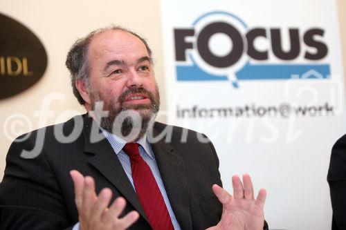 (C) fotodienst/Anna Rauchenberger - Wien, am 23.06.2009 - Das Focus Institut präsentierte heute im Café Griensteidl das 'Werbebarometer' und gab eine Werbeprognose, basierend auf einer regelmäßigen Befragung der werbetreibenden Wirtschaft und Agenturen, ab. Demzufolge gehen die Werbeausgaben seit nunmehr 3 Jahren zurück, durch die Finanzkrise hat sich die Situation noch verschlechtert. Laut 'Focus' ist die Talsole noch lange nicht erreicht. FOTO: Mag. Josef Leitner, Focus Institut