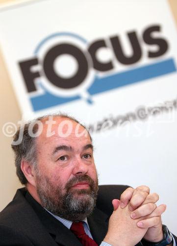 (C) fotodienst/Anna Rauchenberger - Wien, am 23.06.2009 - Das Focus Institut präsentierte heute im Café Griensteidl das 'Werbebarometer' und gab eine Werbeprognose, basierend auf einer regelmäßigen Befragung der werbetreibenden Wirtschaft und Agenturen, ab. Demzufolge gehen die Werbeausgaben seit nunmehr 3 Jahren zurück, durch die Finanzkrise hat sich die Situation noch verschlechtert. Laut 'Focus' ist die Talsole noch lange nicht erreicht. FOTO: Mag. Josef Leitner, Focus Institut