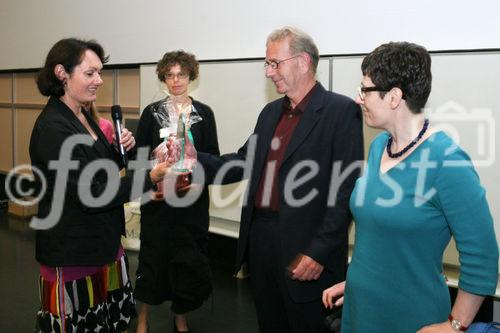 (C) fotodienst/Anna Rauchenberger - Wien, am 20.05.2009 - Die Multiple Sklerose Gesellschaft Wien veranstaltete heute im Wiener AKH ein Symposium für Betroffene, Angehörige, Therapeuten und medizinisches Personal zum Thema Multiple Sklerose und Arbeit. FOTO: Die Geschäftsführerin der MS Gesellschaft Wien Mag. Ursula Hensel (1.v.l.) überreicht gemeinsam mit einer Mitarbeiterin dem Geschäftsführer von 'Die Umweltberatung' den Preis zum 'Besten Arbeitgeber 2009', hier mit seiner an MS erkrankten Mitarbeiterin (re)