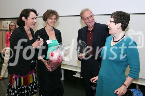 (C) fotodienst/Anna Rauchenberger - Wien, am 20.05.2009 - Die Multiple Sklerose Gesellschaft Wien veranstaltete heute im Wiener AKH ein Symposium für Betroffene, Angehörige, Therapeuten und medizinisches Personal zum Thema Multiple Sklerose und Arbeit. FOTO: Die Geschäftsführerin der MS Gesellschaft Wien Mag. Ursula Hensel (1.v.l.) überreicht gemeinsam mit einer Mitarbeiterin dem Geschäftsführer von 'Die Umweltberatung' den Preis zum 'Besten Arbeitgeber 2009', hier mit seiner an MS erkrankten Mitarbeiterin (re)