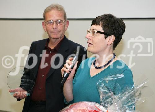 (C) fotodienst/Anna Rauchenberger - Wien, am 20.05.2009 - Die Multiple Sklerose Gesellschaft Wien veranstaltete heute im Wiener AKH ein Symposium für Betroffene, Angehörige, Therapeuten und medizinisches Personal zum Thema Multiple Sklerose und Arbeit. FOTO: Geschäftsführer von 'Die Umweltberatung' mit dem Preis zum 'Besten Arbeitgeber 2009', hier mit seiner an MS erkrankten Mitarbeiterin (re)