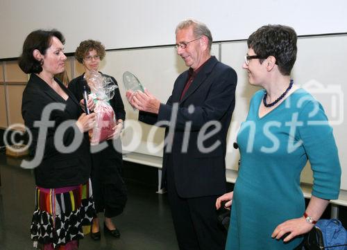 (C) fotodienst/Anna Rauchenberger - Wien, am 20.05.2009 - Die Multiple Sklerose Gesellschaft Wien veranstaltete heute im Wiener AKH ein Symposium für Betroffene, Angehörige, Therapeuten und medizinisches Personal zum Thema Multiple Sklerose und Arbeit. FOTO: Die Geschäftsführerin der MS Gesellschaft Wien Mag. Ursula Hensel (1.v.l.) überreicht gemeinsam mit einer Mitarbeiterin dem Geschäftsführer von 'Die Umweltberatung' den Preis zum 'Besten Arbeitgeber 2009', hier mit seiner an MS erkrankten Mitarbeiterin (re)