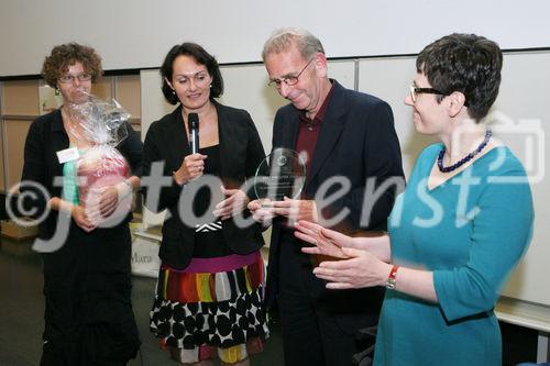 (C) fotodienst/Anna Rauchenberger - Wien, am 20.05.2009 - Die Multiple Sklerose Gesellschaft Wien veranstaltete heute im Wiener AKH ein Symposium für Betroffene, Angehörige, Therapeuten und medizinisches Personal zum Thema Multiple Sklerose und Arbeit. FOTO: Die Geschäftsführerin der MS Gesellschaft Wien Mag. Ursula Hensel (2.v.l.) überreicht gemeinsam mit einer Mitarbeiterin dem Geschäftsführer von 'Die Umweltberatung' den Preis zum 'Besten Arbeitgeber 2009', hier mit seiner an MS erkrankten Mitarbeiterin (re)