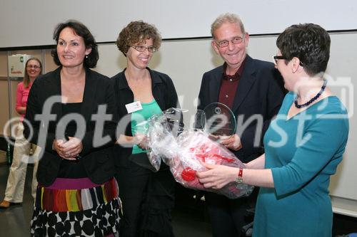 (C) fotodienst/Anna Rauchenberger - Wien, am 20.05.2009 - Die Multiple Sklerose Gesellschaft Wien veranstaltete heute im Wiener AKH ein Symposium für Betroffene, Angehörige, Therapeuten und medizinisches Personal zum Thema Multiple Sklerose und Arbeit. FOTO: Die Geschäftsführerin der MS Gesellschaft Wien Mag. Ursula Hensel (1.v.l.) überreicht gemeinsam mit einer Mitarbeiterin dem Geschäftsführer von 'Die Umweltberatung' den Preis zum 'Besten Arbeitgeber 2009', hier mit seiner an MS erkrankten Mitarbeiterin (re)