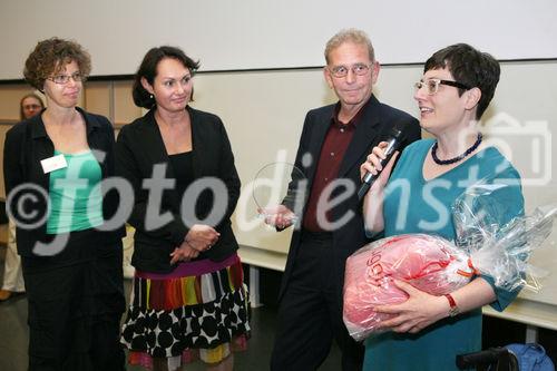 (C) fotodienst/Anna Rauchenberger - Wien, am 20.05.2009 - Die Multiple Sklerose Gesellschaft Wien veranstaltete heute im Wiener AKH ein Symposium für Betroffene, Angehörige, Therapeuten und medizinisches Personal zum Thema Multiple Sklerose und Arbeit. FOTO: Die Geschäftsführerin der MS Gesellschaft Wien Mag. Ursula Hensel (2.v.l.) überreicht gemeinsam mit einer Mitarbeiterin dem Geschäftsführer von 'Die Umweltberatung' den Preis zum 'Besten Arbeitgeber 2009', hier mit seiner an MS erkrankten Mitarbeiterin (re)