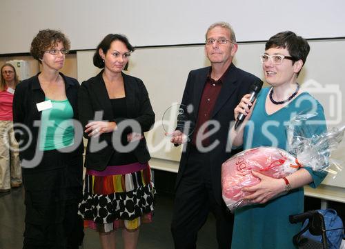 (C) fotodienst/Anna Rauchenberger - Wien, am 20.05.2009 - Die Multiple Sklerose Gesellschaft Wien veranstaltete heute im Wiener AKH ein Symposium für Betroffene, Angehörige, Therapeuten und medizinisches Personal zum Thema Multiple Sklerose und Arbeit. FOTO: Die Geschäftsführerin der MS Gesellschaft Wien Mag. Ursula Hensel (2.v.l.) überreicht gemeinsam mit einer Mitarbeiterin dem Geschäftsführer von 'Die Umweltberatung' den Preis zum 'Besten Arbeitgeber 2009', hier mit seiner an MS erkrankten Mitarbeiterin (re)