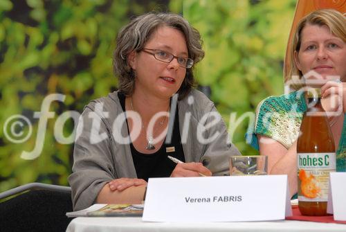 (c) Fotodienst.at - Martin Buchhas | Eckes Granini Charity Awarad für die Volkshilfe-Beratungsstelle FAIR, v.l; Mag. Verena Fabris (Leitung FAIR), Mag. Karin Scheele (Landesrätin für Gesundheid und Soziale Verwaltung)