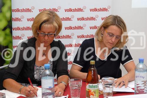 (c) Fotodienst.at - Martin Buchhas | Eckes Granini Charity Awarad für die Volkshilfe-Beratungsstelle FAIR, v.l: Ursula Puchebner (Vizebürgermeisterin der Stadt Amstetten), NR Ulrike Königsberger-Ludwig(Vorsitzende Volkshilfe Amstetten Stadt)