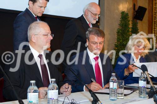 (C) fotodienst.at /Anna Rauchenberger  - Wien, 08.09.2011 –  Die Österreichische Volksbanken AG (ÖVAG) verkauft ihre Tochtergesellschaft Volksbank International AG (VBI) an die russische Sberbank. Der Kaufpreis beträgt 585 Mio. Euro. FOTO v.l.: Gerald Wenzel ÖVAG, Herman Gref, Sberbank, Josiane Lancelle, BPCE,  beim Signieren der Verträge.