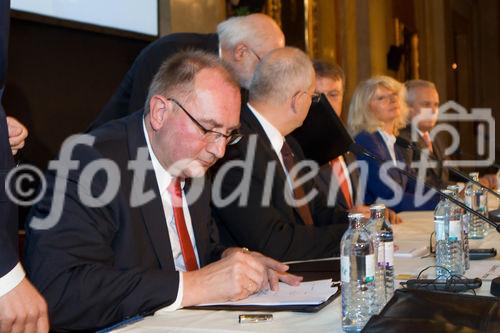 (C) fotodienst.at /Anna Rauchenberger  - Wien, 08.09.2011 –  Die Österreichische Volksbanken AG (ÖVAG) verkauft ihre Tochtergesellschaft Volksbank International AG (VBI) an die russische Sberbank. Der Kaufpreis beträgt 585 Mio. Euro. FOTO v.l.: Klaus Wellner, WGZ Bank AG, Gerald Wenzel ÖVAG, Herman Gref, Sberbank, Josiane Lancelle, BPCE, Frank Westhoff, DZ Bank AG, beim Signieren der Verträge.