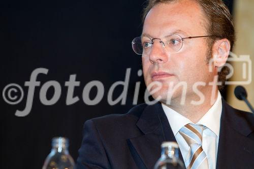 (C) fotodienst.at /Anna Rauchenberger  - Wien, 08.09.2011 –  Die Österreichische Volksbanken AG (ÖVAG) verkauft ihre Tochtergesellschaft Volksbank International AG (VBI) an die russische Sberbank. Der Kaufpreis beträgt 585 Mio. Euro. FOTO: Walter Gröblinger, ÖVAG