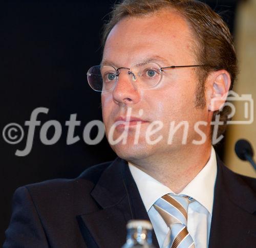 (C) fotodienst.at /Anna Rauchenberger  - Wien, 08.09.2011 –  Die Österreichische Volksbanken AG (ÖVAG) verkauft ihre Tochtergesellschaft Volksbank International AG (VBI) an die russische Sberbank. Der Kaufpreis beträgt 585 Mio. Euro. FOTO: Walter Gröblinger, ÖVAG