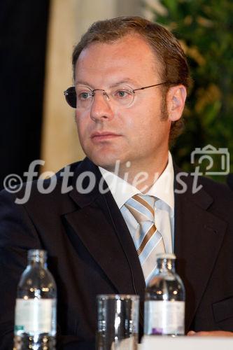 (C) fotodienst.at /Anna Rauchenberger  - Wien, 08.09.2011 –  Die Österreichische Volksbanken AG (ÖVAG) verkauft ihre Tochtergesellschaft Volksbank International AG (VBI) an die russische Sberbank. Der Kaufpreis beträgt 585 Mio. Euro. FOTO: Walter Gröblinger, ÖVAG